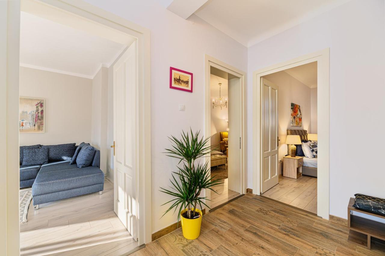 Chic&View Brasov Apartment Buitenkant foto
